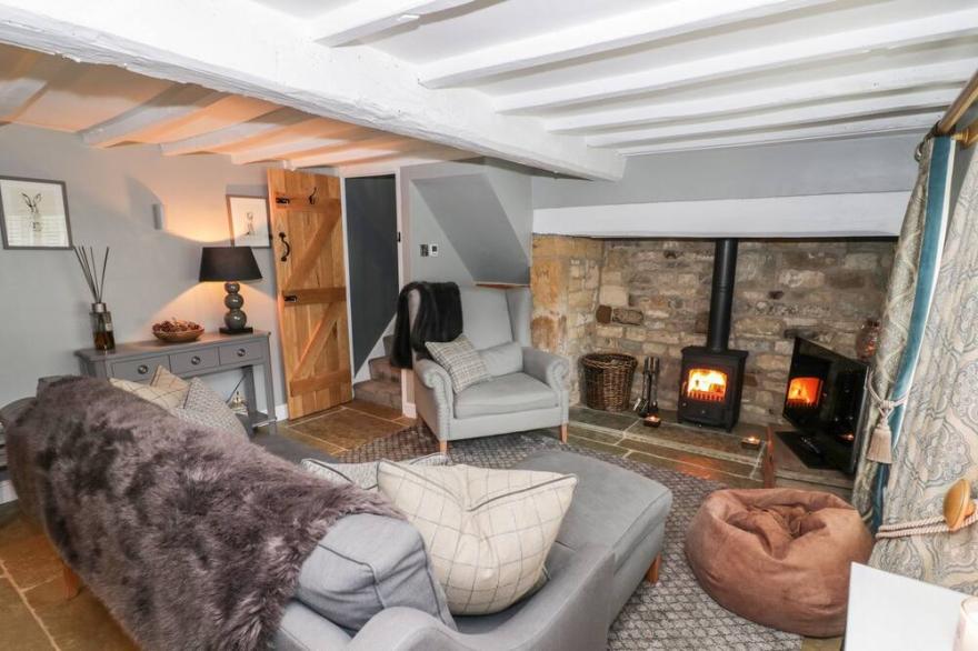COTSTONE COTTAGE, pet friendly, with open fire in Chipping Campden