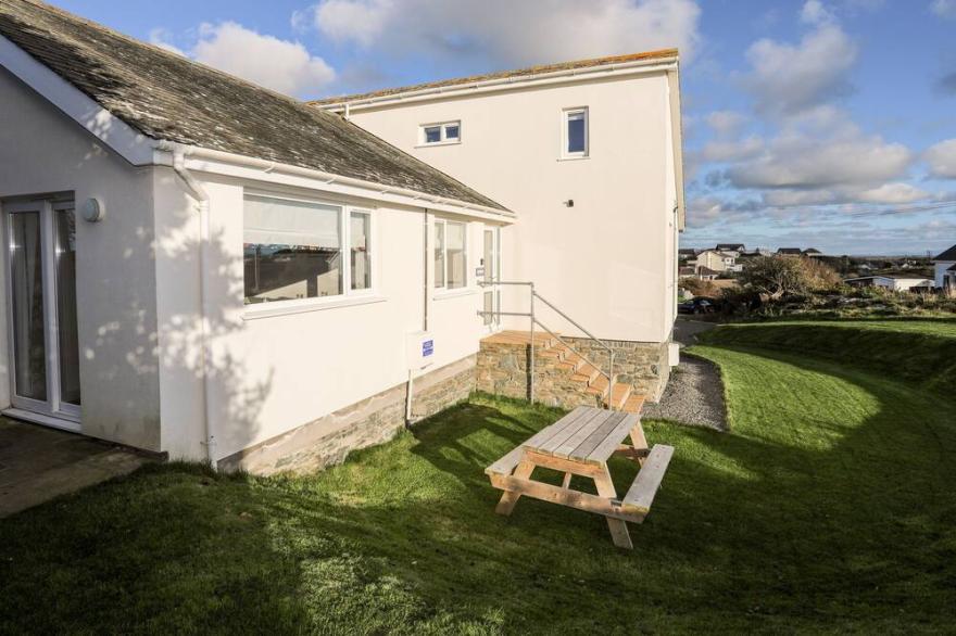 BURTON APARTMENT, pet friendly, with a garden in Trearddur Bay