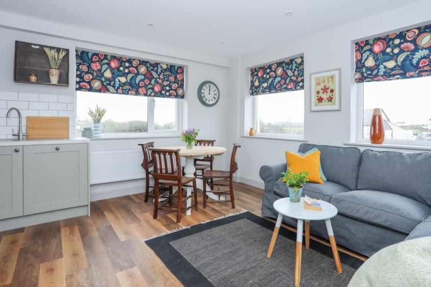 BURTON APARTMENT, pet friendly, with a garden in Trearddur Bay