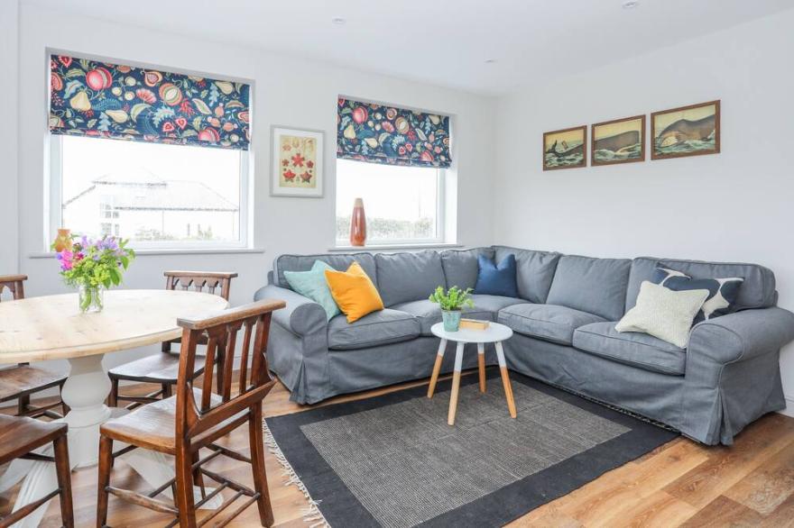 BURTON APARTMENT, pet friendly, with a garden in Trearddur Bay