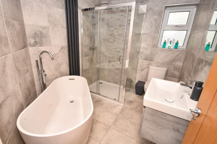 Luxury 2 bedroom apartment in the heart of Warkworth with private garden