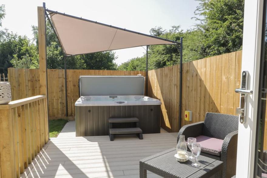 BLUEBELL WOOD, pet friendly, luxury holiday cottage in Brandesburton