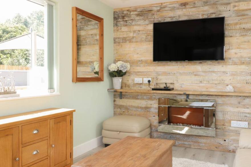 BLUEBELL WOOD, pet friendly, luxury holiday cottage in Brandesburton