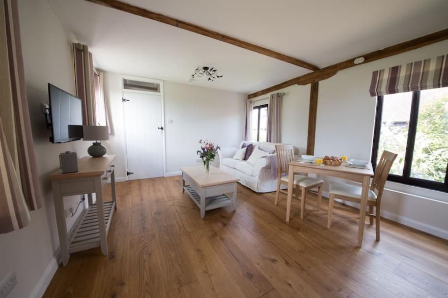 Tastefully Renovated Countryside Cottage with Swimming Pool near Tenterden