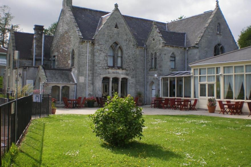 Large 4 bedroom house Located on holiday complex with pools, bar childrensclub.