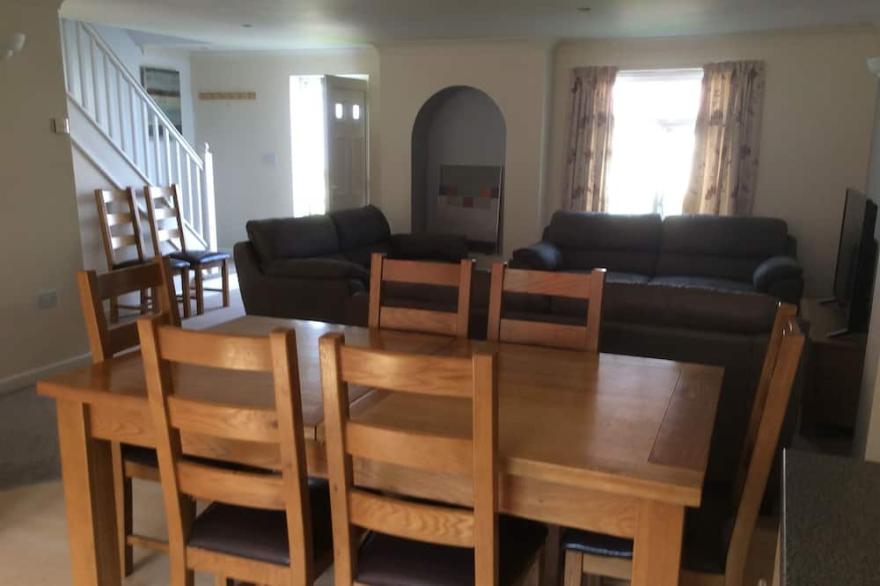 Large 4 bedroom house Located on holiday complex with pools, bar childrensclub.