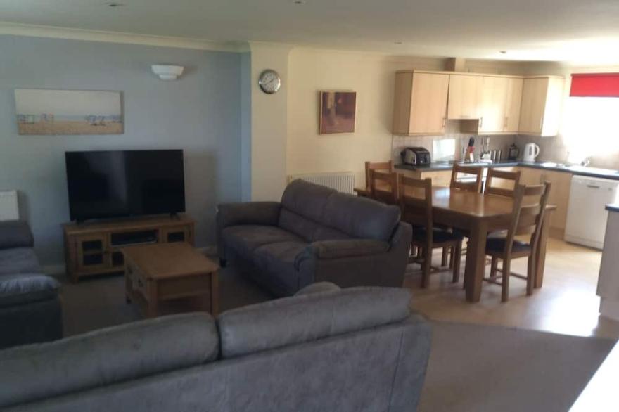 Large 4 bedroom house Located on holiday complex with pools, bar childrensclub.