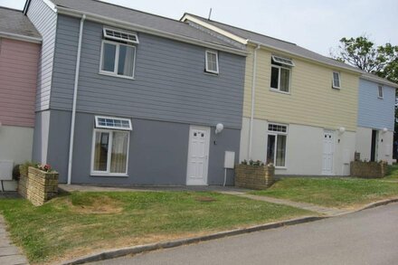 Large 4 bedroom house Located on holiday complex with pools, bar childrensclub.