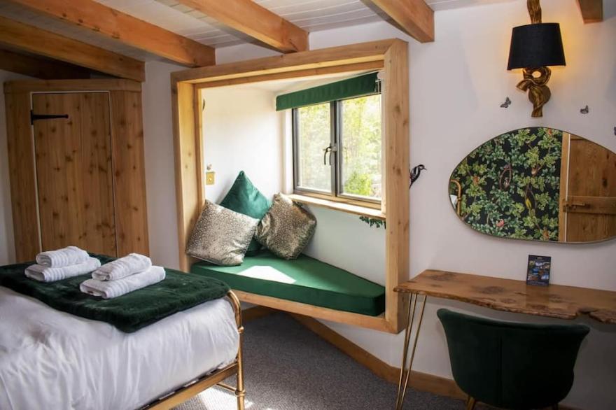 Unique wildlife lodge in West Sussex, sleeps 4 with log burner and private hot tub