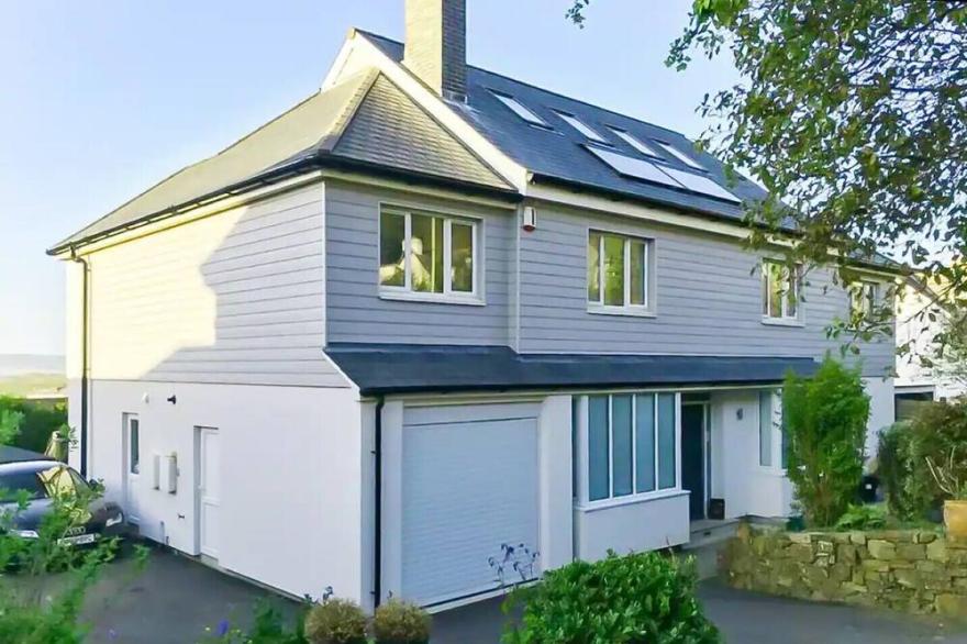 Luxury Coastal Home - Hot Tub, Home Cinema & More