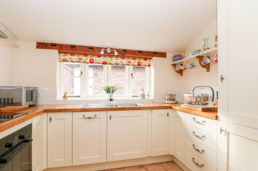 CHAPEL COTTAGE, pet friendly, character holiday cottage in Bunbury