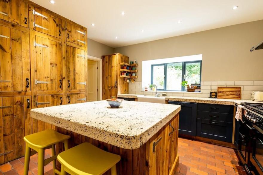 An incredible retreat on the coast for 6, with an incredible garden