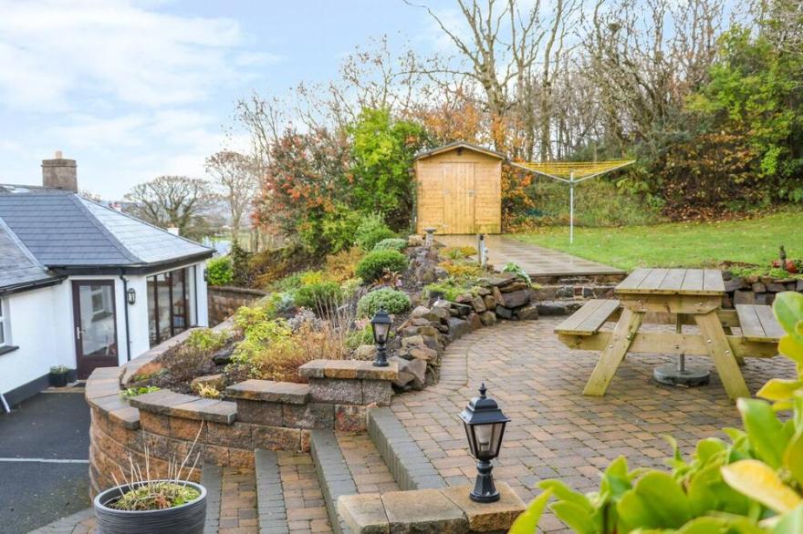 WOODLEIGH COTTAGE, with open fire in Ballycastle