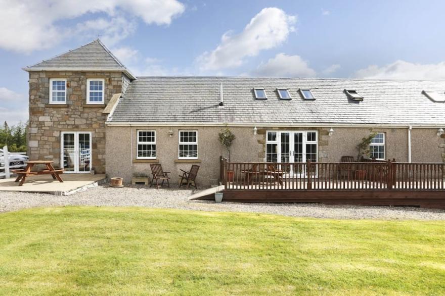 ALTIDO Greenknowes Farmhouse Retreat 7 Bed With Hot Tub and Bar