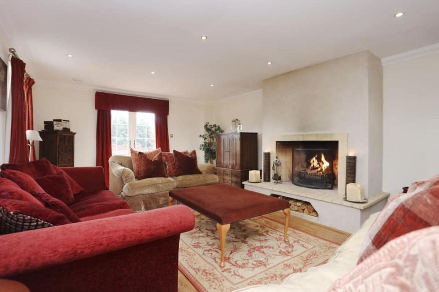 ALTIDO Greenknowes Farmhouse Retreat 7 Bed With Hot Tub and Bar