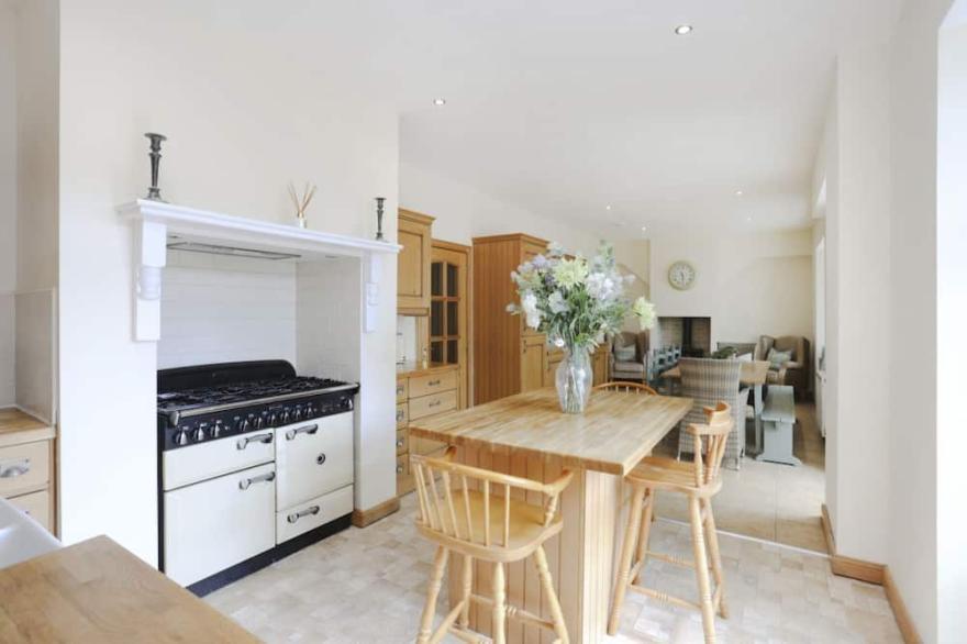 ALTIDO Greenknowes Farmhouse Retreat 7 Bed With Hot Tub and Bar