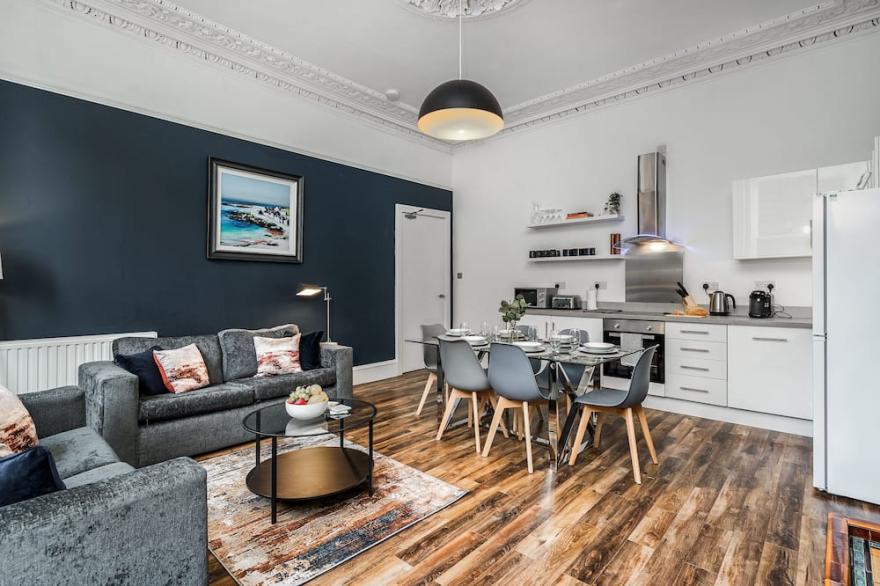Modern 4 bedroom, City Centre Maisonette