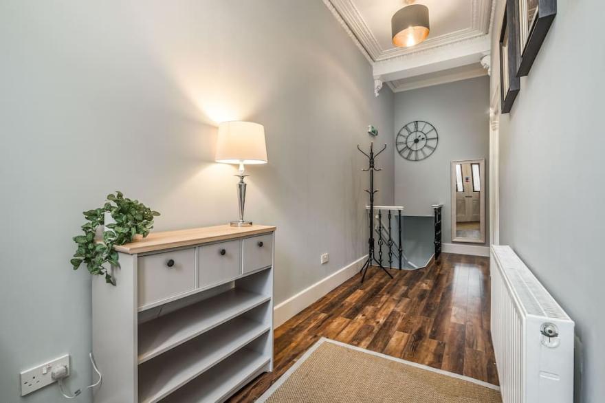 Modern 4 bedroom, City Centre Maisonette