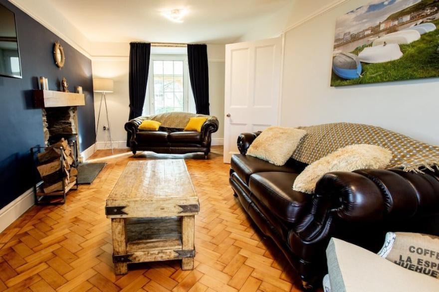 A beautifully renovated farm house on the coast with a hot tub & outdoor bar