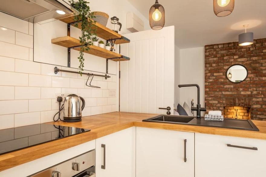 A light and airy apartment for 2 or 4 in the heart of St Dogmaels