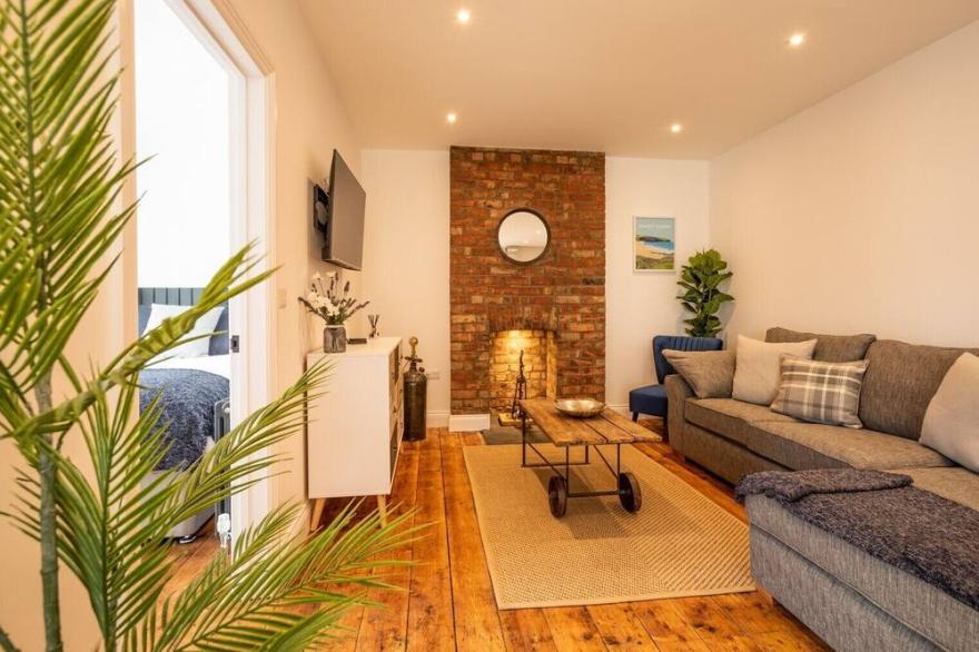 Ty Llwyd Apartment - Poppit. A light and airy coastal apartment