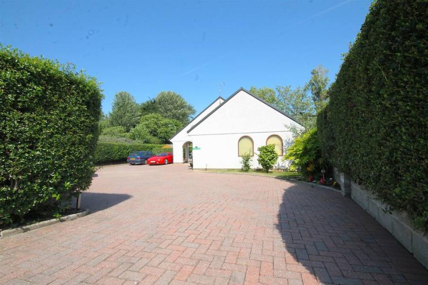 large detached beautiful gardens,  near beaches and town, groups and families