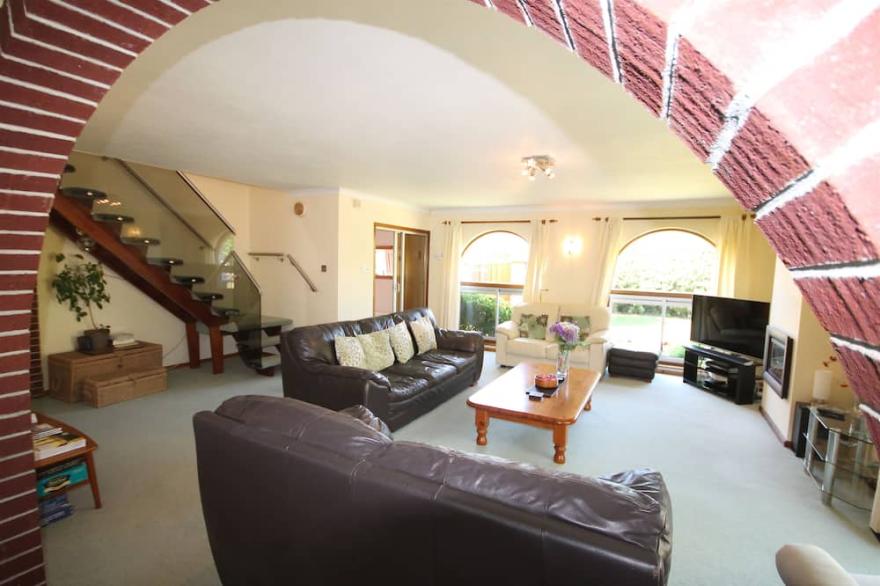 large detached beautiful gardens,  near beaches and town, groups and families