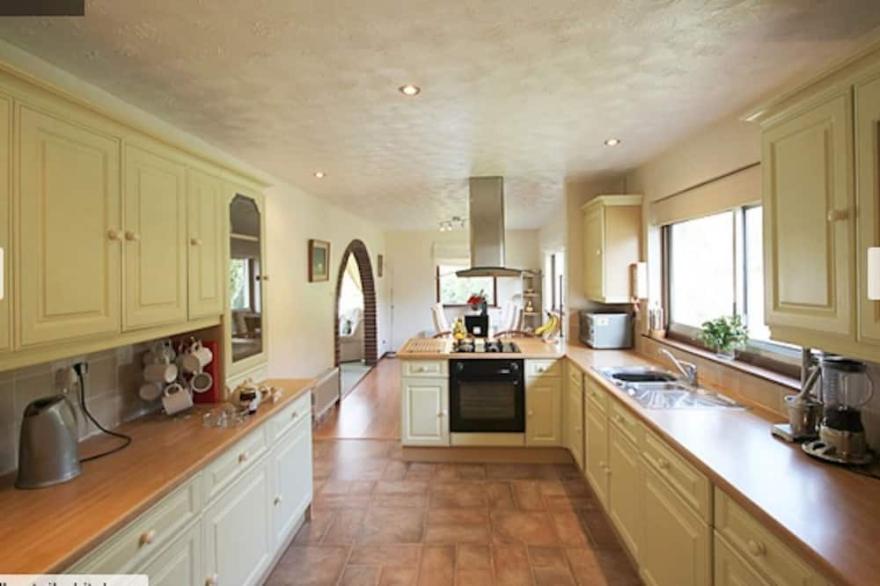 large detached beautiful gardens,  near beaches and town, groups and families
