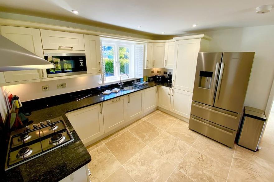 Luxury 4 bed detached villa, minimum 3 bathrooms, large open plan lounge/kitchen/dining area.