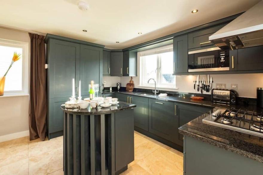 Luxury 4 bed detached villa, minimum 3 bathrooms, large open plan lounge/kitchen/dining area.