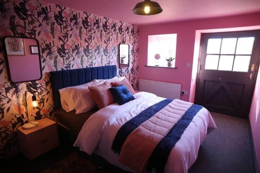 Wood-fired Hot-tub in quirky one bed holiday home