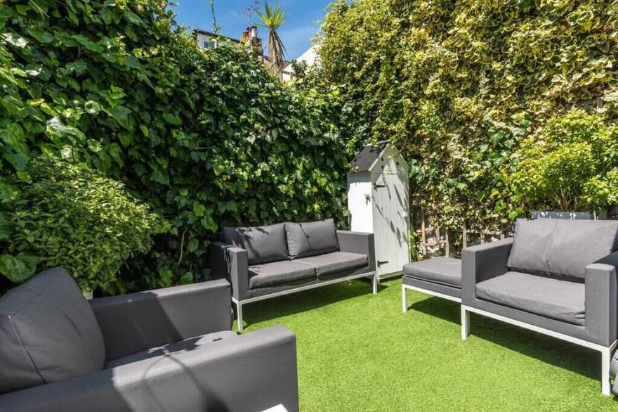 Central Town House with Garden 2 mins from Beach!