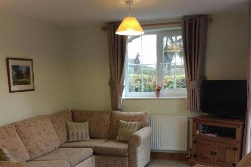Orchard Cottage, 2 bedrooms, sleeps 4/6, lovely gardens.
