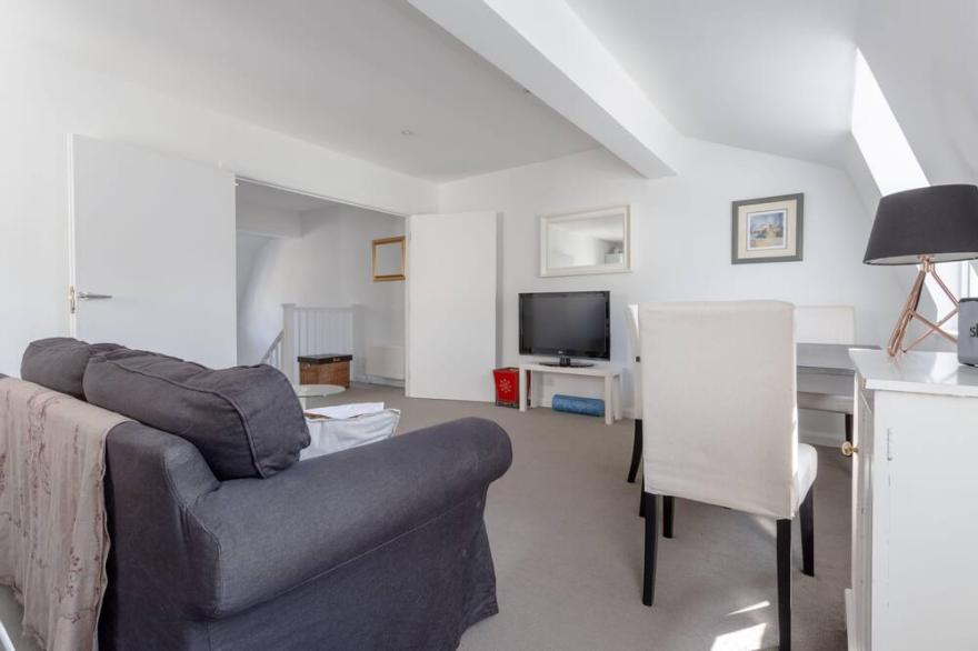 Bright & Airy 1 Bedroom Apartment in Central London