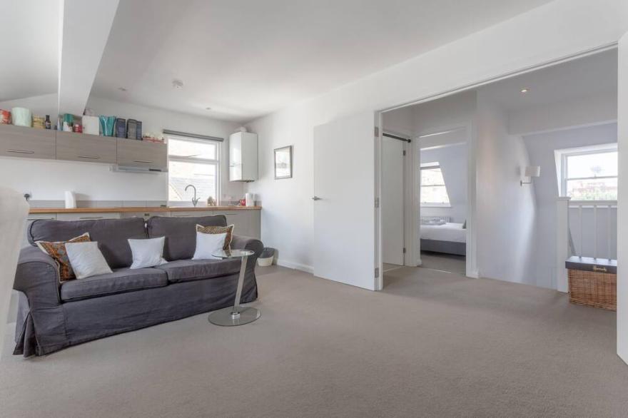 Bright & Airy 1 Bedroom Apartment in Central London
