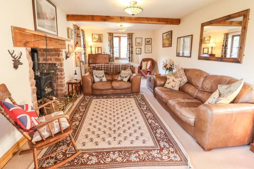 OAK BANK COTTAGE, pet friendly, with open fire in Longhope