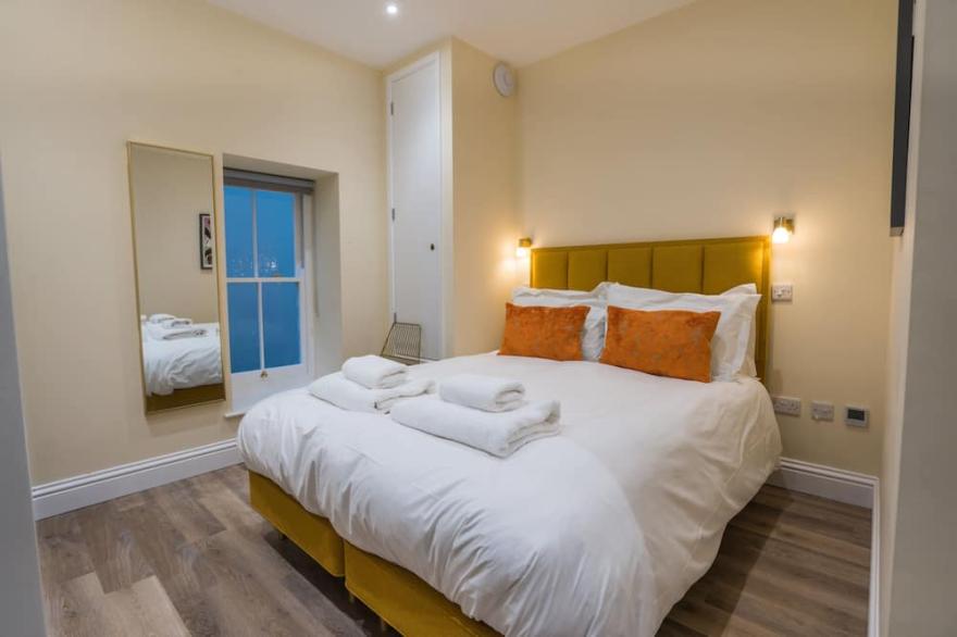 Roomapart 1b, 1 Elliot Terrace - sleeps 4 guests  in 1 bedroom