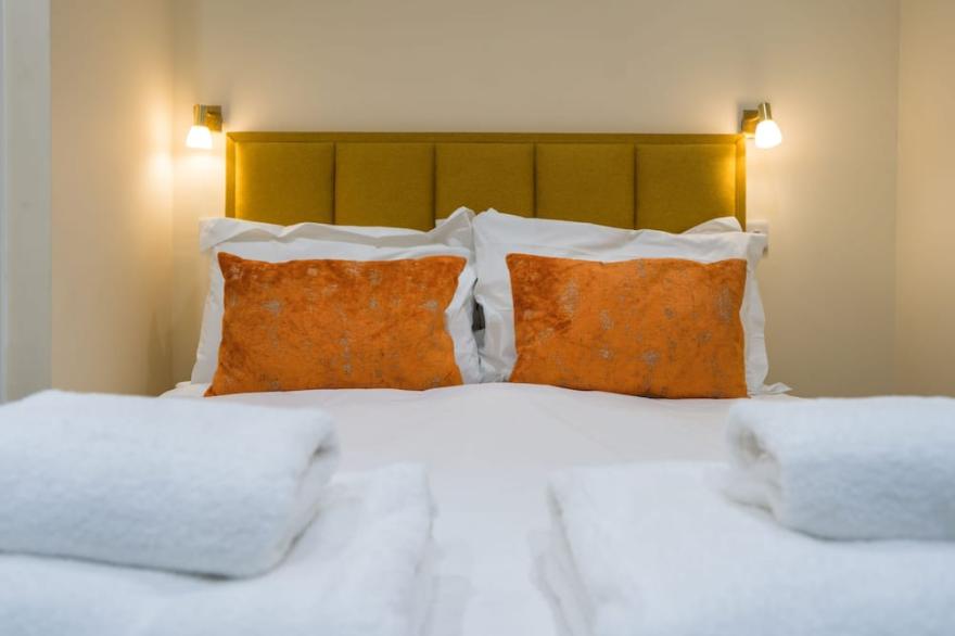 Roomapart 1b, 1 Elliot Terrace - sleeps 4 guests  in 1 bedroom