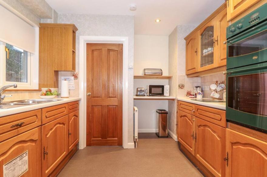 AFTON, romantic, with pool in Ambleside