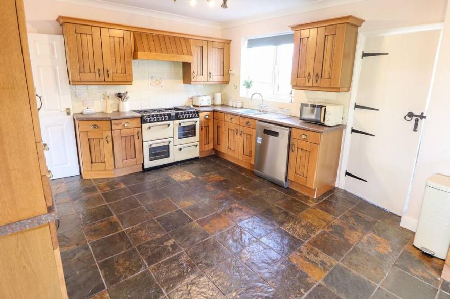 EGGLESTON, pet friendly, with hot tub in Withernsea