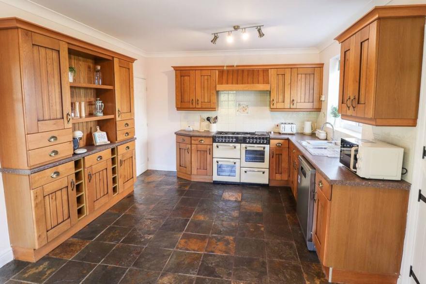 EGGLESTON, pet friendly, with hot tub in Withernsea