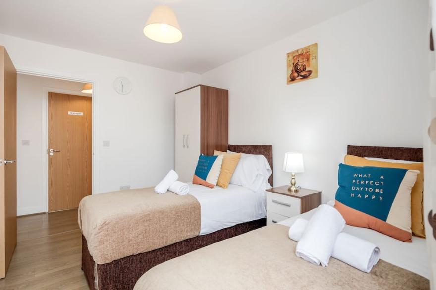 Impeccable 2-Bed Apartment in Romford image court