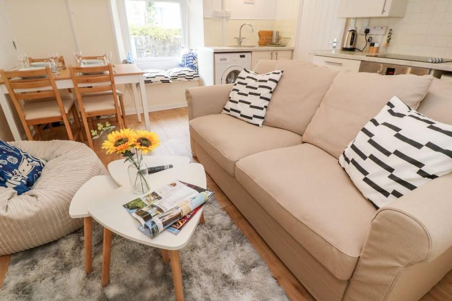 ENDERLEIGH, family friendly, country holiday cottage in St Ives