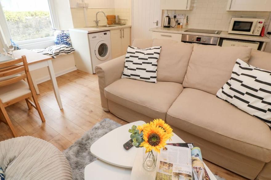 ENDERLEIGH, family friendly, country holiday cottage in St Ives