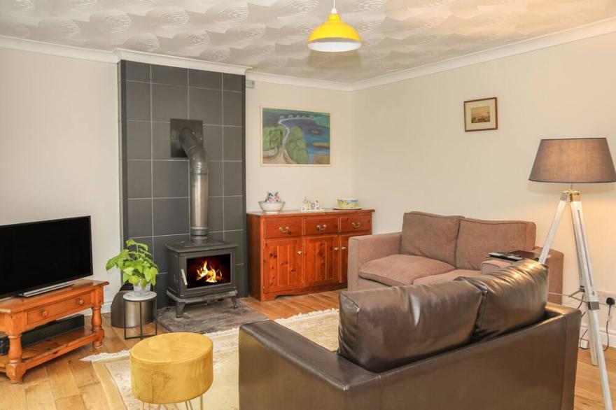 LLEYN COTTAGE (THE HIVE), country holiday cottage in Menai Bridge