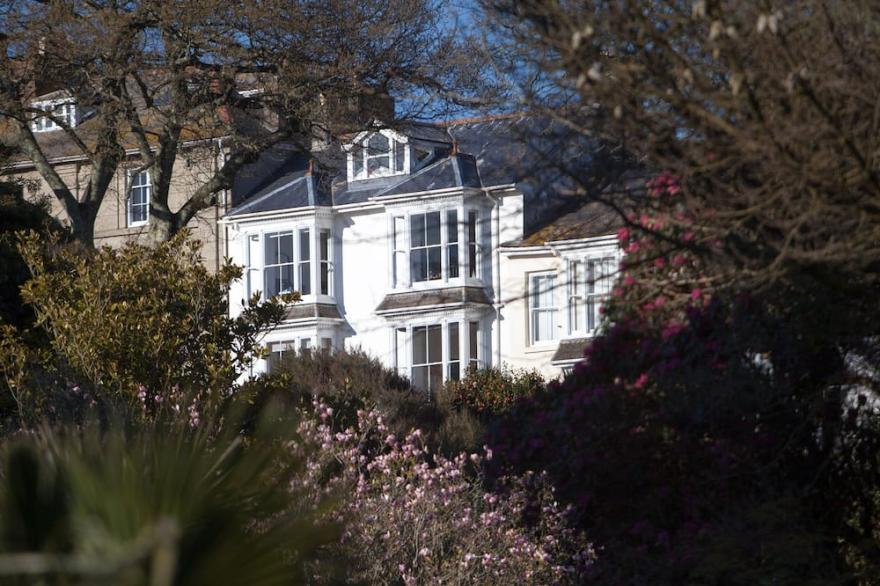 MYRTLE HOUSE PENZANCE, pet friendly, with open fire in Penzance
