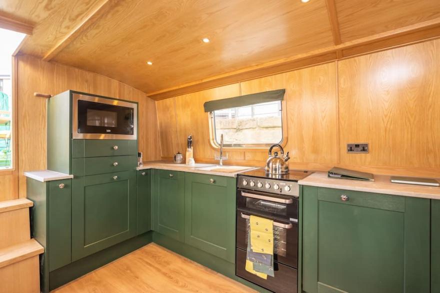 Luxury Boat, Floating Barge Accommodation