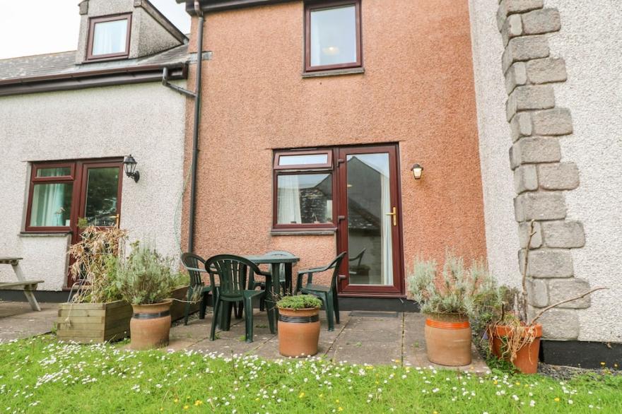 19 OLD COURT, pet friendly, with pool in Gulval