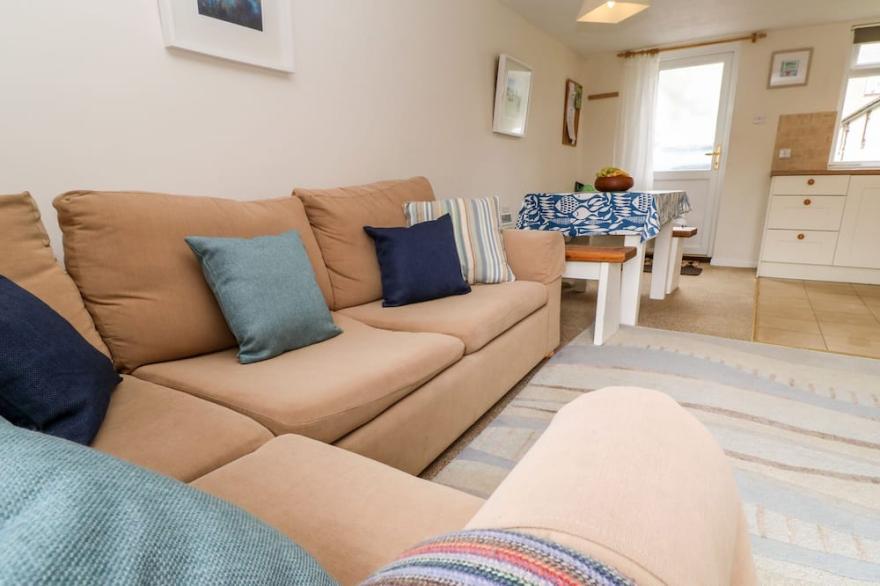 19 OLD COURT, pet friendly, with pool in Gulval