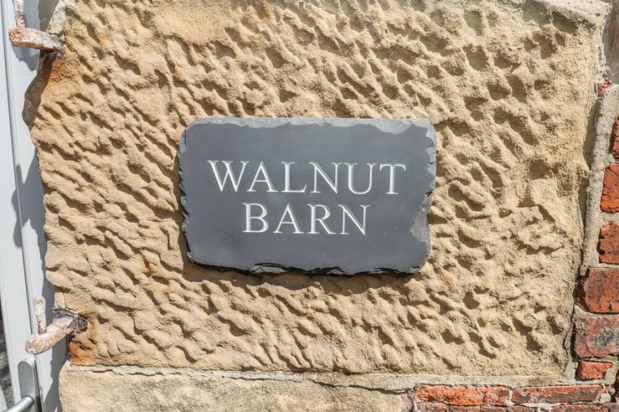 WALNUT BARN, family friendly, character holiday cottage in Ambergate